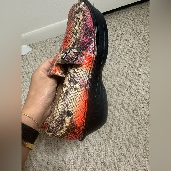 Nurse Mates Colorful Snake Print Women shoes size 8.5 M - Picture 5 of 6